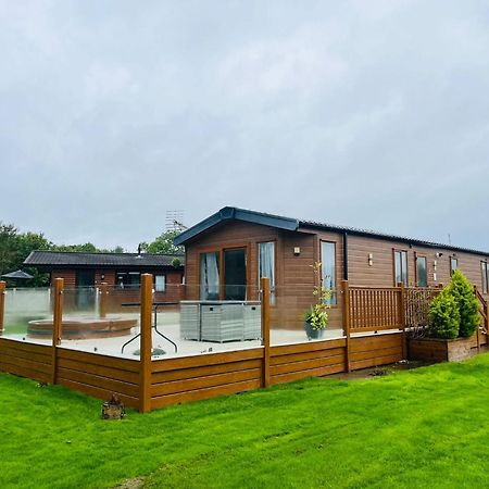 Meadows Lodge With Hot Tub Malton Extérieur photo